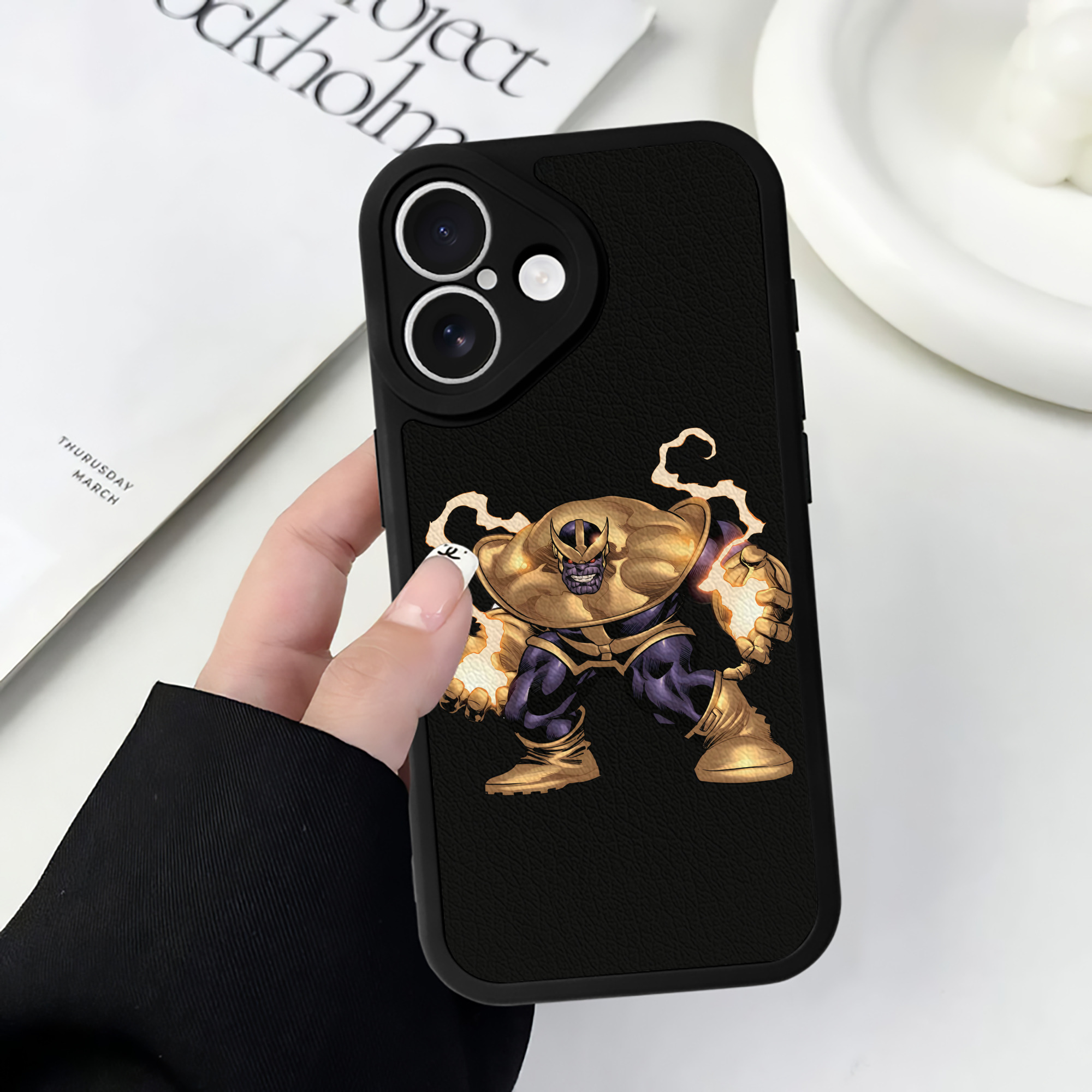 （画像用） アベンジャーズ The Avengers 【iPhone 16シリーズ対応】シリコンスマホケース（レザー調） 材質：シリコン
